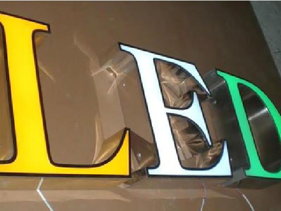 石泉介绍LED招牌的基础知识。